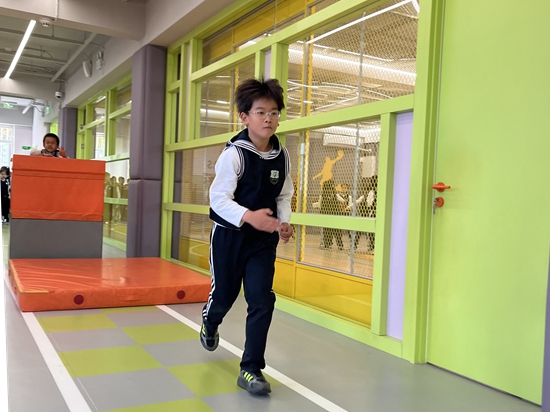 學(xué)生在南樓二層的體能教師訓(xùn)練。人民網(wǎng)記者孫競(jìng) 攝