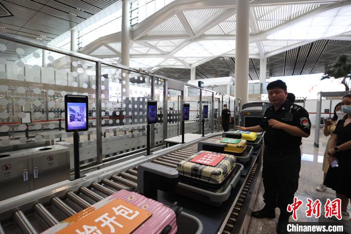 （高質量發(fā)展調研行）探訪?？诿捞m國際機場封關運作項目：將實現(xiàn)旅客“無感通關”