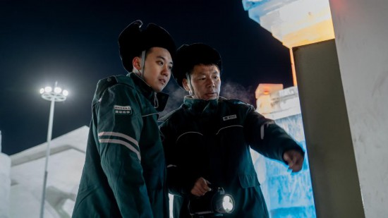 長(zhǎng)春市冰雪新天地園區(qū)內(nèi)，長(zhǎng)春市雙陽(yáng)區(qū)供電公司工作人員正在檢查低壓配電箱。新華社記者 段續(xù) 攝