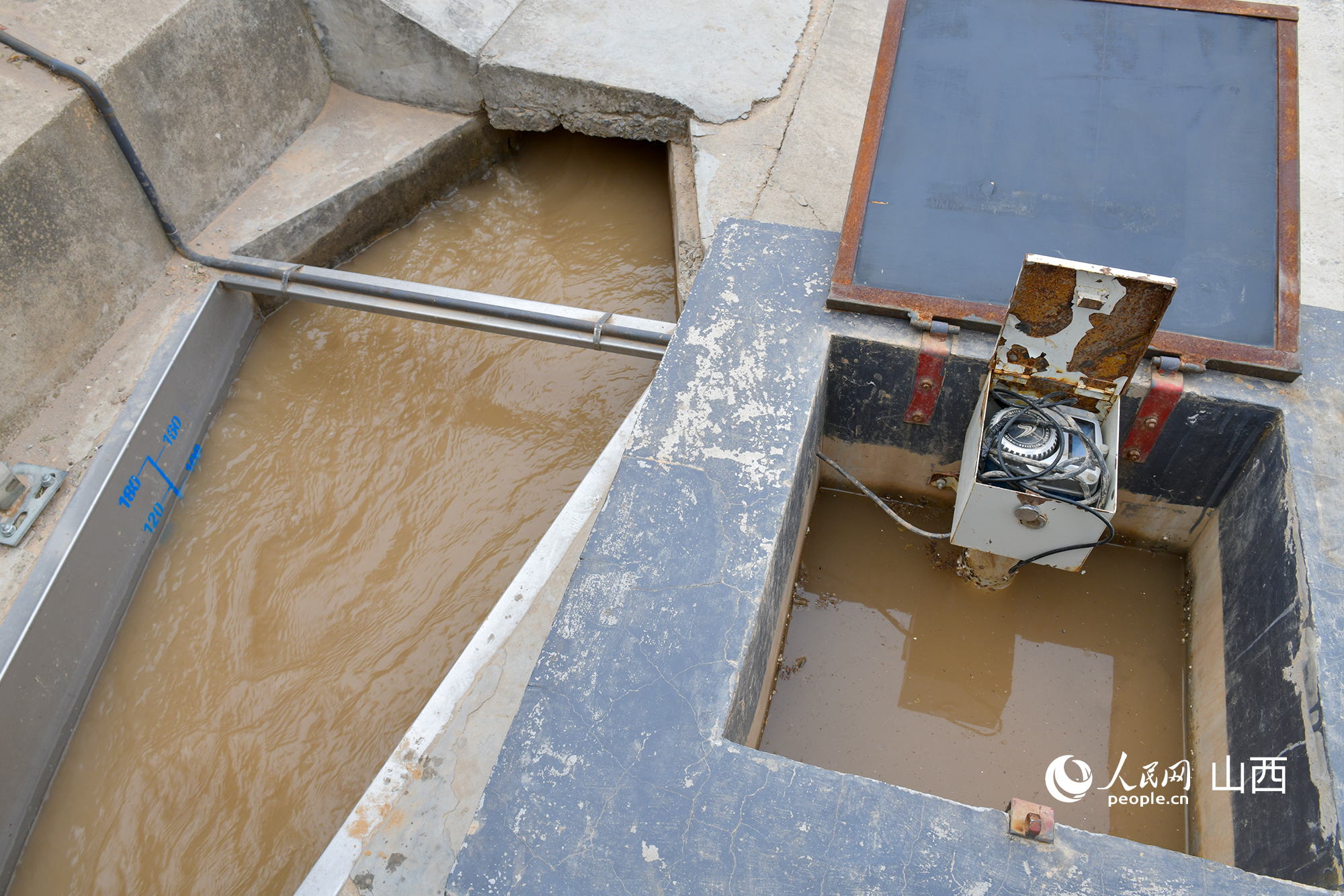 灌區(qū)渠口的計量設(shè)施。人民網(wǎng)記者 焦搏文攝