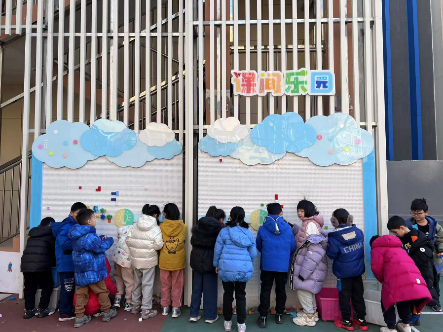 學(xué)生們在課間樂園玩拼圖。人民網(wǎng) 白炅攝