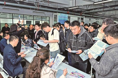 2024年3月，在蘭州大學(xué)2024屆畢業(yè)生大型春季綜合雙選會現(xiàn)場，青年學(xué)子踴躍報名西部用人單位。 蘭州大學(xué)供圖