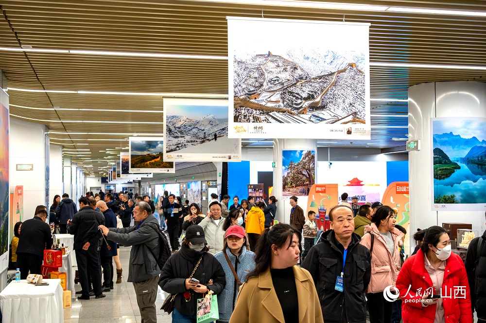 “相約忻州·盡享冬韻”暨“乘地鐵游山西”主題攝影展（忻州）在太原地鐵長風(fēng)街站啟幕。