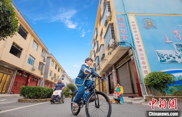 溪邳村一角?！菓c堂 攝