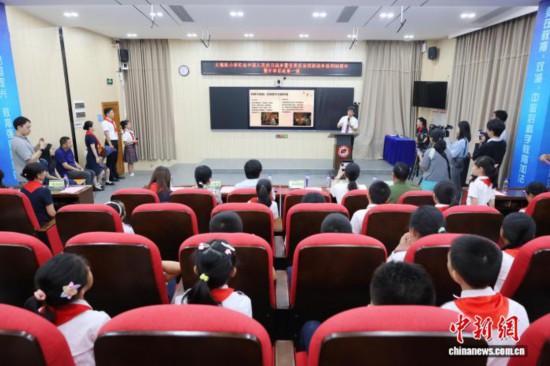 廣州中醫(yī)藥大學(xué)副校長(zhǎng)、廣東省中醫(yī)院院長(zhǎng)張忠德向?qū)W生講述“抗戰(zhàn)中的中醫(yī)藥”。吳遠(yuǎn)團(tuán) 攝