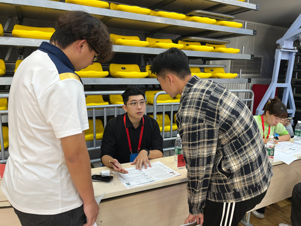 招聘會上，老師為畢業(yè)生開展就業(yè)指導。校方供圖