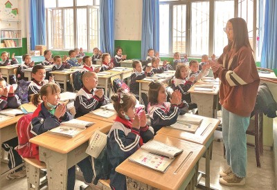 2023年5月，西北師范大學(xué)學(xué)生在新疆阿克蘇地區(qū)溫宿縣吐木秀克鎮(zhèn)第一小學(xué)實習(xí)支教。 卓杰攝