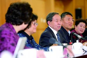 3月8日，全國政協(xié)舉行教育界別聯(lián)組會議，教育部部長袁貴仁右三到會聽取建議。