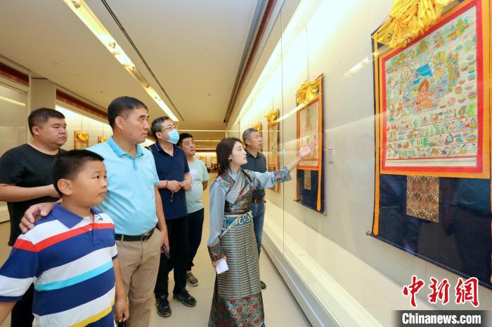 “藏韻瑰寶”藏醫(yī)四部醫(yī)典唐卡珍品展現(xiàn)場?！⒖∩n 攝