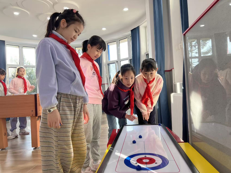 學(xué)生們在少先隊大廳進(jìn)行課間活動。人民網(wǎng) 白炅攝