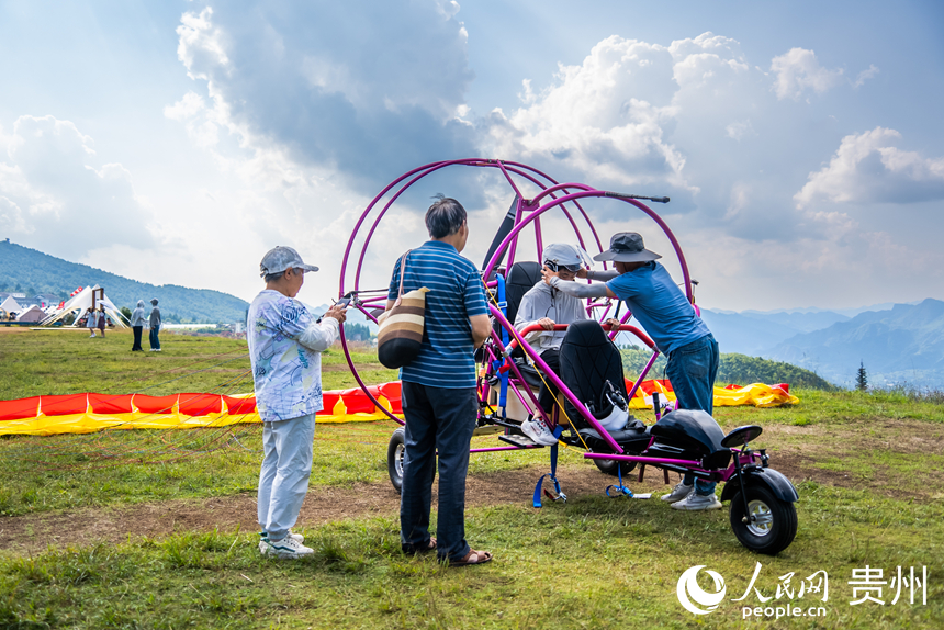 游客在野玉海飛行營地解鎖山地新玩法。人民網(wǎng)記者 涂敏攝