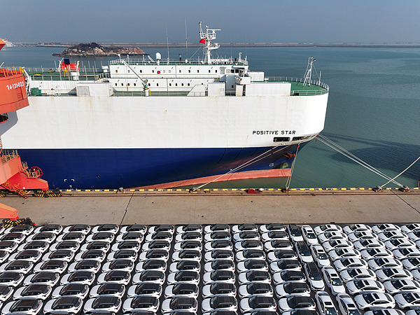 在江蘇省連云港,中國生產(chǎn)的汽車正加緊裝船出口海外。