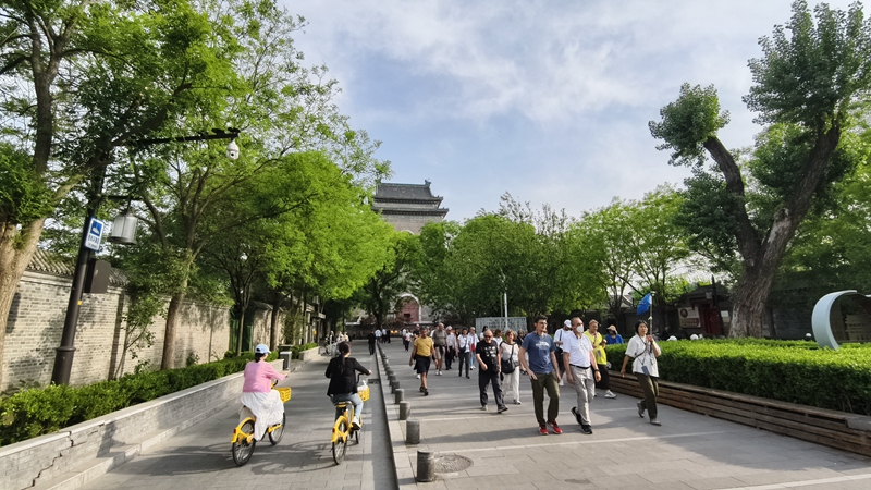 外國游客游覽北京鼓樓。人民網記者 李楠樺攝