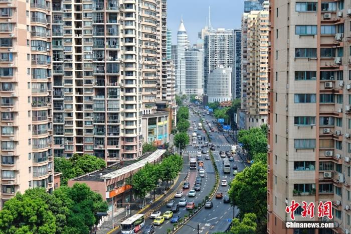 資料圖：上海黃浦區(qū)“老西門”西藏南路附近高樓林立，交通繁忙，都市風(fēng)景獨(dú)好。 /CNSphoto 王岡 攝