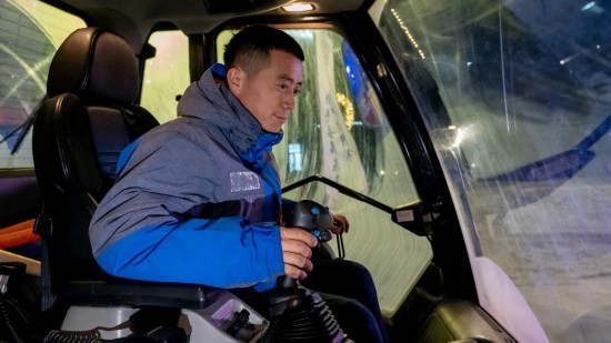 吉林市松花湖滑雪度假區(qū)內(nèi)，工作人員正駕駛壓雪車平整雪道。新華社記者 唐成卓 攝