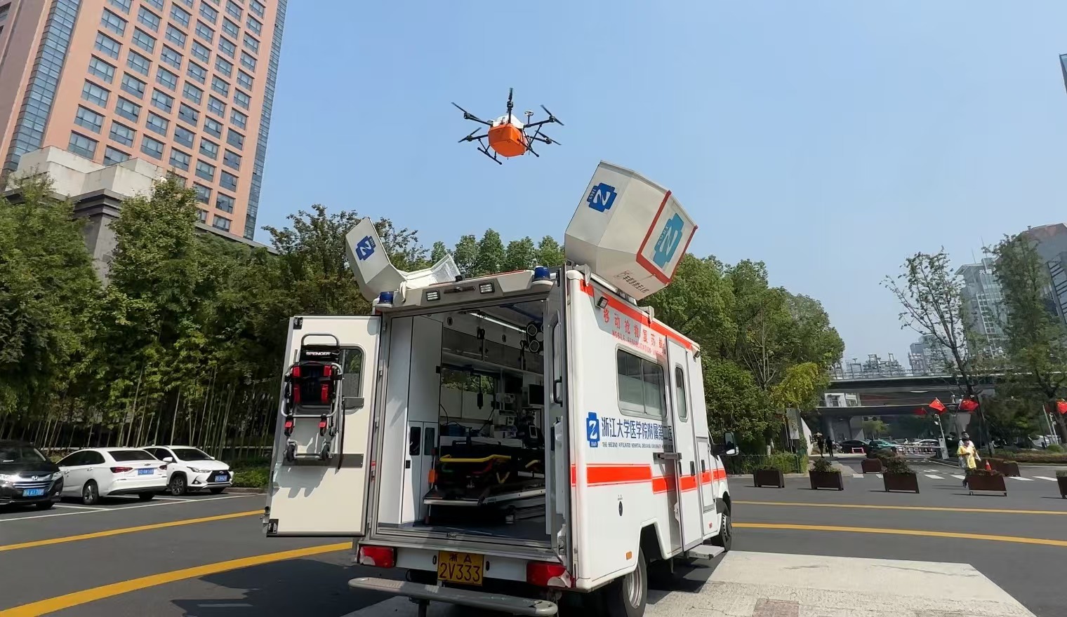 浙江大學(xué)醫(yī)學(xué)院附屬第二醫(yī)院5G急救車搭載的無人機(jī)正在起飛。人民網(wǎng)記者 申佳平攝