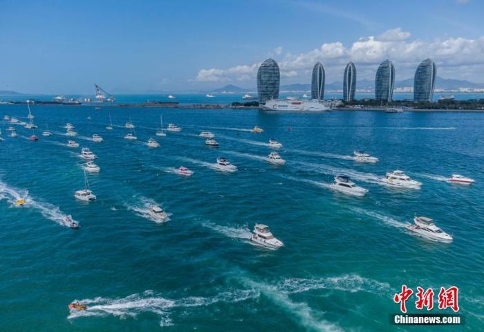 資料圖：航拍三亞眾多出海游玩的游艇回港。 駱云飛 攝