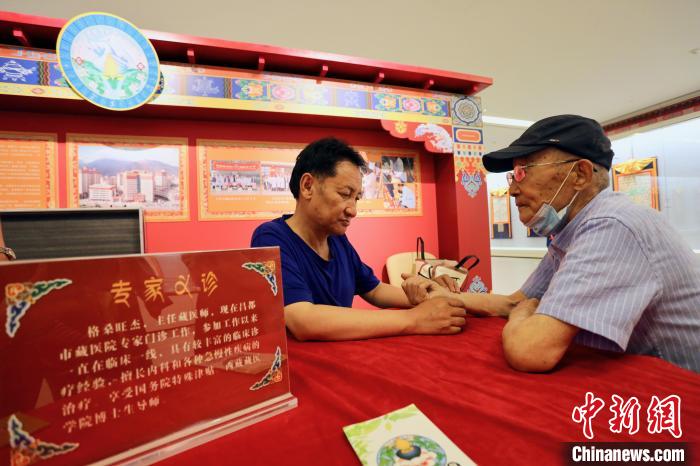 “藏韻瑰寶”藏醫(yī)四部醫(yī)典唐卡珍品展在天津美術(shù)館展出，展覽現(xiàn)場藏醫(yī)專家義診受歡迎?！⒖∩n 攝