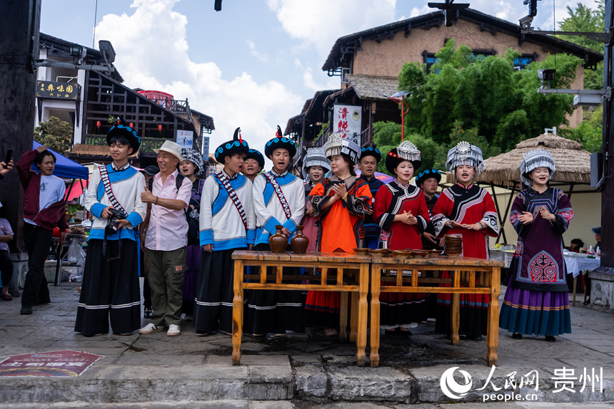 海坪文化小鎮(zhèn)里熱情的彝家“攔門酒”。人民網(wǎng)記者 涂敏攝