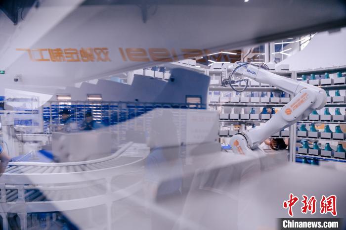 定制鞋自動(dòng)化生產(chǎn)車間一角?！±钅宪?攝