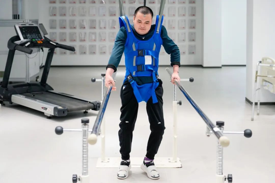 在術(shù)后第14天，患者依靠自身運動意圖行走。復(fù)旦大學(xué)供圖