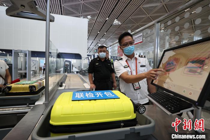 6月25日，在海口美蘭國際機場T2航站樓，工作人員對完成改造的設備進行模擬測試。　蔣啟明 攝