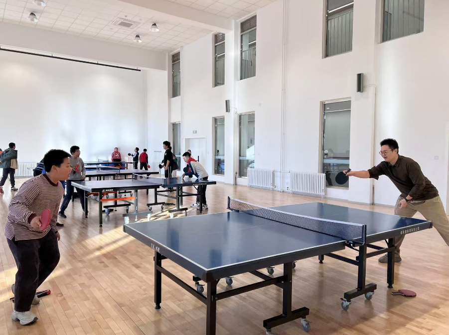 老師和學(xué)生在課間打乒乓球。人民網(wǎng) 白炅攝