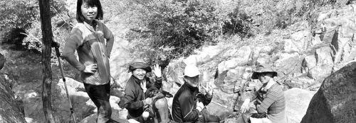 近日，資深驢友隨哥組織驢友到濟(jì)南仲宮太甲山游玩。圖為驢友正在山路上休息。隨哥供圖