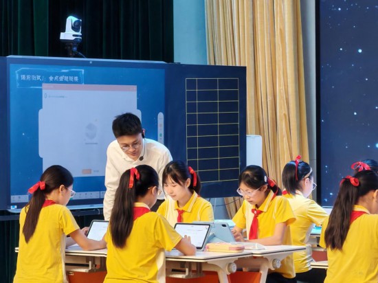 重慶科學城樹人思賢小學校教師執(zhí)教“S2C”示范課。