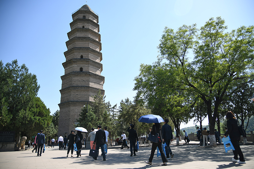 圖為2024年5月7日，游客在延安寶塔山參觀。 新華社記者 張博文 攝