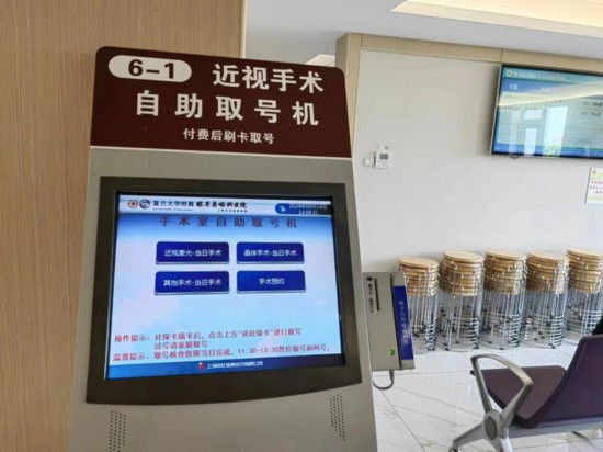 復(fù)旦大學(xué)附屬眼耳鼻喉科醫(yī)院眼科候診室現(xiàn)場(chǎng)。新華社記者龔雯 攝