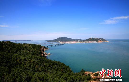 煙臺(tái)環(huán)境優(yōu)美、氣候宜人，遍布的海水浴場(chǎng)、濱海觀光景點(diǎn)為游艇帆船產(chǎn)業(yè)發(fā)展創(chuàng)造了條件。(資料圖) 楊兵 攝