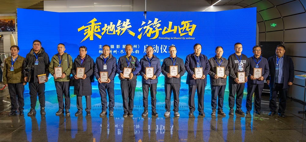 活動為參展攝影家頒發(fā)入展證書。