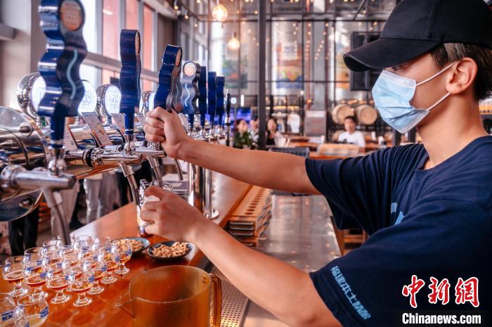 圖為百威雪津啤酒莆田基地工作人員正在打酒?！±钅宪?攝